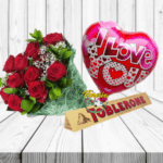 INSPIRADOR RAMO DE 12 ROSAS CHOCOLATE Y GLOBO