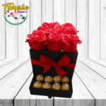 AMOR ENCANTADO ( CAJA CUADRADA BOMBONERA DE 9 ROSAS Y 8 BOMBONES )