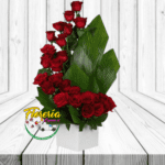ALTA TENDENCIA ( ARREGLO CON 25 ROSAS EN CURVA )
