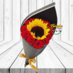 PERFECTA UNIÓN RAMO DE ROSAS CON GIRASOL EN EL MEDIO