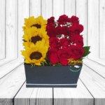 MAGICA MARAVILLA ( CAJA CUADRADA CON 3 GIRASOLES Y 12 ROSAS )