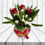 ELEGANTE PECERA DE 15 TULIPANES Y 3 ROSAS