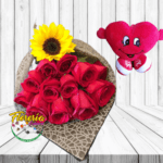 BELLO RAMO DE 12 ROSAS, 1 GIRASOL Y PELUCHE CORAZÓN