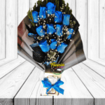 RAMO LOVE BLUE 12 ROSAS AZULES Y FERREROS ROCHER 100GRS
