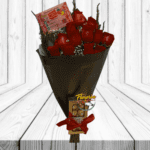 ELEGANTE RAMO DE 12 ROSAS ENVOLTURA CERRADA Y FERRERO ROCHER 100 GRS