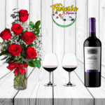 FLORERO DE 6 ROSAS, VINO Y COPAS