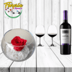 ROSA PRESERVADA EN PECERA, VINO Y COPAS