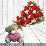 CARIÑOSO DETALLE RAMO DE 12 ROSAS Y PELUCHE