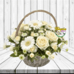 CANASTA DE ROSAS Y FLORES DE TEMPORADA