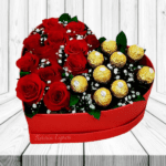 CAJA CORAZÓN 12 ROSAS IMPORTADAS E ILUMINACIÓN CON 9 BOMBONES
