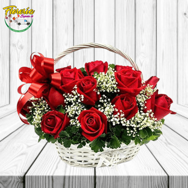 CANASTA DE 15 ROSAS IMPORTADAS, FOLLAJE E ILUMINACIÓN