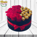 CAJA REDONDA DE 12 ROSAS IMPORTADAS Y 16 BOMBONES FERREROS ROCHER