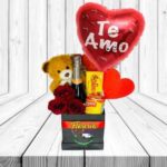 CAJA SORPRESA (3 ROSAS, PELUCHE, CHAMPAGNE, CHOCOLATE, PAPAS Y GLOBO)