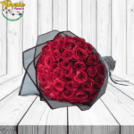 BOUQUET DE 50 ROSAS IMPORTADAS, ENVUELTO EL DELICADO PAPEL Y HERMOSO LAZO