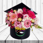 BOX DE GRADUACION MIX FLORAL: 3 GERBERAS, 8 ROSAS, 5 FLORES DE TEMPORADAS, 4 BOMBONES Y BIRRETE