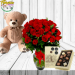 FLORERO DE 50 ROSAS IMPORTADAS, HERMOSO LAZO, CAJA DE BOMBONES Y PELUCHE DE 50CM