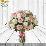ELEGANTE FLORERO DE 25 ROSAS, FOLLAJE E ILUMINACION