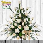 CANASTA DISPERSA DE ROSAS Y FOLLAJE