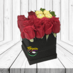 CAJA CUADRADA DE 12 ROSAS Y 4 BOMBONES