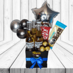 CAJA CUADRADA 3 CERVEZAS, 2 BARRAS DE CHOCOLATES Y 3 BOMBONES FERREROS ROCHER Y GLOBOS
