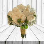 BOUQUET DE 18 ROSAS IMPORTADAS , FOLLAJE Y PEDRERIAS