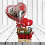 ARREGLO EN BASE DE MADERA, BOMBONES, 3 CHOCOLATES, 4 ROSAS Y 2 GLOBOS