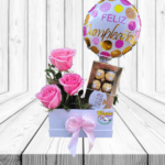 CAJA RECTANGULAR DE 3 ROSAS, BOMBONES Y GLOBO