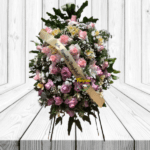 OVALO FUNEBRE DE ROSAS, FOLLAJE, ILUMINACIÓN Y ATRIL (NO LLEVA CINTA)