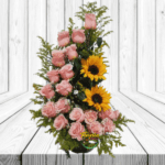 ARREGLO CURVA DE 20 ROSAS, 2 GIRASOLES Y FOLLAJE