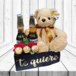 ARREGLO CON 2 ROSAS, 2 CERVEZAS, 3 BOMBONES Y PELUCHES DE 30 CM