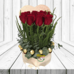 CAJA CORAZON DE 12 ROSAS, FOLLAJE Y 8 BOMBONES