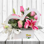 CAJA CORAZON DE 5 ROSAS, 2 LILIUM Y FOLLAJE