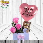 CAJA DE 3 ROSAS, BOMBONES Y GLOBO