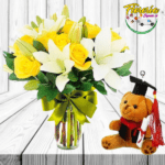 FLORERO DE ROSAS Y LILIUM ACOMPAÑADO DE UN PELUCHE LLAVERO