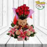 ESPECTACULAR ARREGLO DE 12 ROSAS, LILIUM Y LINDO PELUCHE DE 25 CM