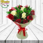 RAMO ENAMORADOS DE 10 ROSAS Y FOLLAJE
