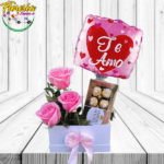 CAJA RECTANGULAR DE 3 ROSAS, BOMBONES Y GLOBO