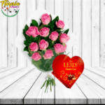 A GRANEL DE 12 ROSAS Y CAJA DE BOMBONES CORAZON