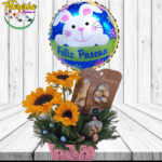 ARREGLO PASCUA 3 GIRASOLES, CONEJITO CHOCOLATE, HUEVITO PASCUA Y GLOBO