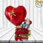 BASE MADERA DE 6 ROSAS, 3 BARRAS DE CHOCOLATES Y GLOBO