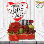 BASE RECTANGULAR DE 6 ROSAS, 2 BARRAS DE CHOCOLATE, FRUTAS DE ESTACION Y GLOBO