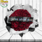 RAMO DE 50 ROSAS Y BANDA PERSONALIZADA