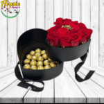 CAJA CORAZON A LA MITAD DE 16 ROSAS Y 25 BOMBONES