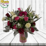 FLORERO 12 ROSAS, 2 GERBERAS Y FOLLAJES MIX DE TEMPORADA