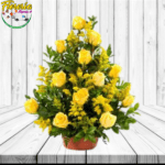 CANASTA DE 12 ROSAS AMARILLAS ECUATORIANAS Y FOLLAJE