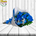 RAMO 12 ROSAS AZULES, FOLLAJE Y LINDA ENVOLTURA