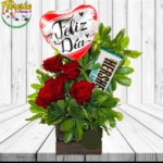 ARREGLO DE 5 ROSAS, BARRA DE CHOCOLATE Y GLOBO FELIZ DIA