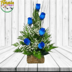 ARREGLO 6 ROSAS AZULES Y FOLLAJE
