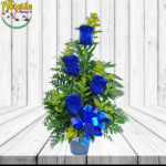 ARREGLO 4 ROSAS AZULES Y FOLLAJE