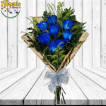 RAMO EXTENDIDO 8 ROSAS AZULES Y FOLLAJE